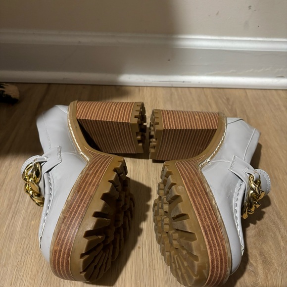 Madden Girl Gray Loafers with Gold Chain
Size 7 - Picture 3 of 6